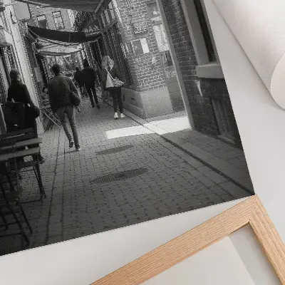 Póster de fachadas urbanas estrechas de ladrillo en blanco y negro con colores saturados