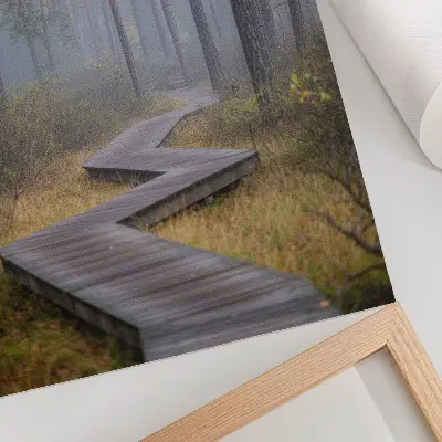 Póster de sendero de madera entre árboles en la niebla con colores saturados