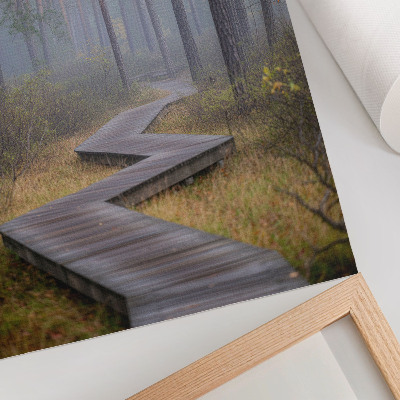 Póster con colores saturados Sendero de madera entre árboles en la niebla