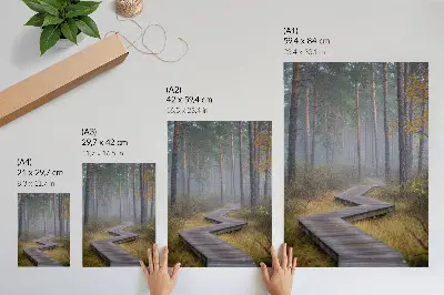 Póster de sendero de madera entre árboles en la niebla con colores saturados