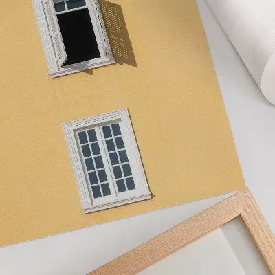 Lámina artística de alta calidad fachada amarilla con tres ventanas, simetría y sencillez