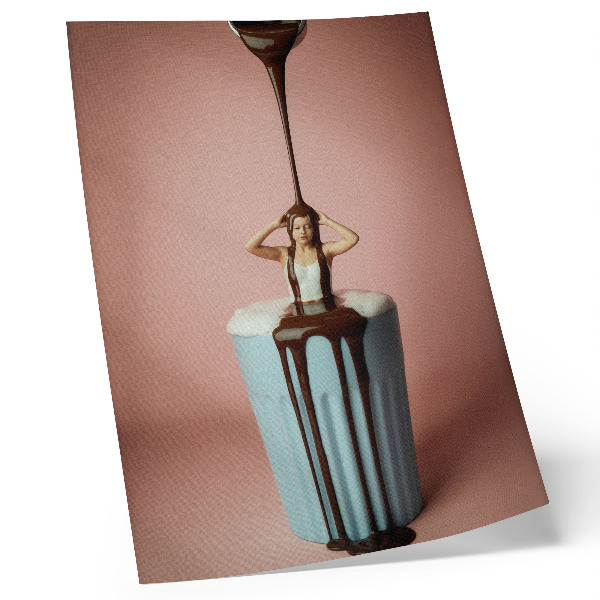 Póster con colores saturados Persona en una taza de chocolate sobre un fondo rosa.