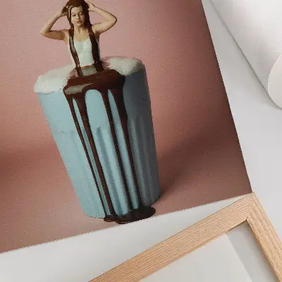 Póster de persona en una taza de chocolate con colores saturados sobre fondo rosa