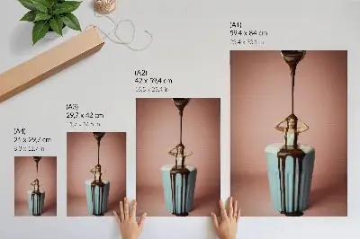 Póster de persona en una taza de chocolate con colores saturados sobre fondo rosa