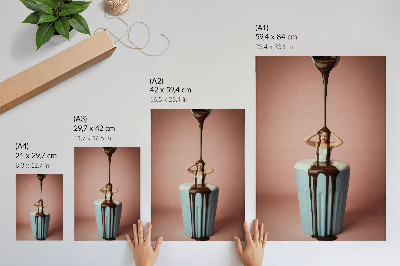 Póster con colores saturados Persona en una taza de chocolate sobre un fondo rosa.