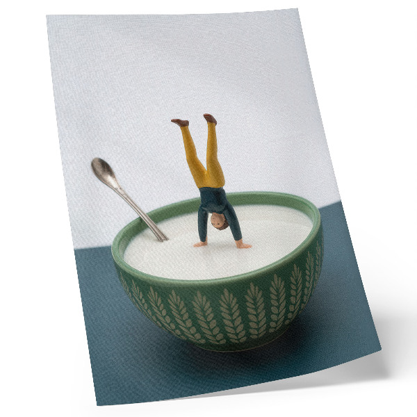 Póster Figura en un cuenco de leche con hojas verdes