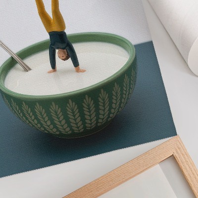 Póster Figura en un cuenco de leche con hojas verdes