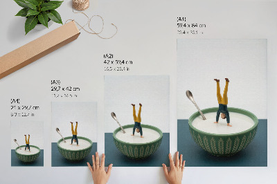 Póster Figura en un cuenco de leche con hojas verdes