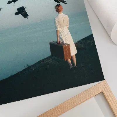 Lámina artística de alta calidad mujer con maleta bajo un cielo habitado por pájaros en estilo surrealista