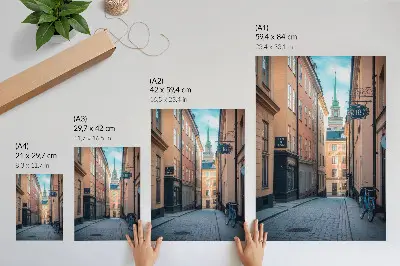 Póster de calle pintoresca con edificios medievales con colores saturados