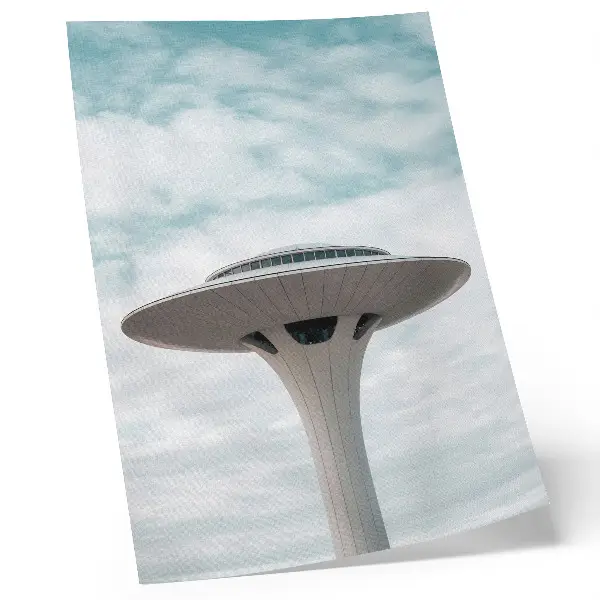 Póster de edificio futurista con colores saturados contra el cielo