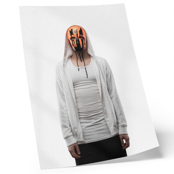 Lienzo decorativo moderno Una figura con una máscara naranja vestida de blanco.