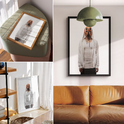 Lienzo decorativo moderno Una figura con una máscara naranja vestida de blanco.