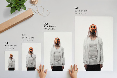 Lienzo decorativo moderno Una figura con una máscara naranja vestida de blanco.
