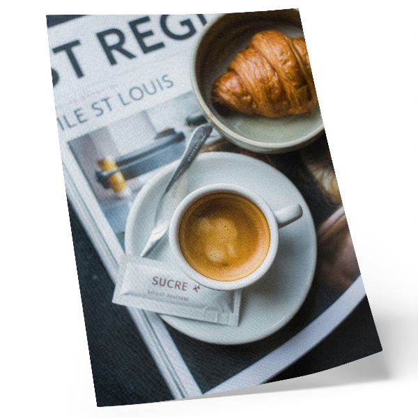 Lienzo decorativo moderno Café croissant sobre fondo blanco y negro, elegancia y relajación