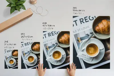 Lienzo decorativo moderno con diseño de café y croissant sobre fondo blanco y negro