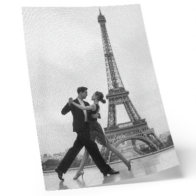 Póster Una pareja en blanco y negro bailando frente a la torre