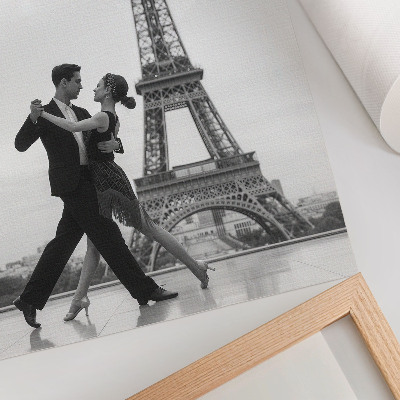 Póster Una pareja en blanco y negro bailando frente a la torre