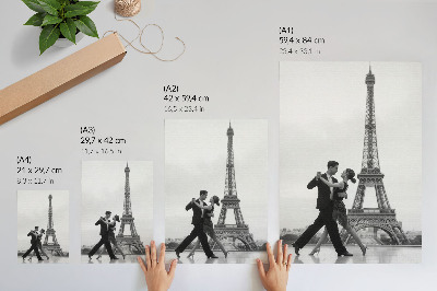 Póster Una pareja en blanco y negro bailando frente a la torre