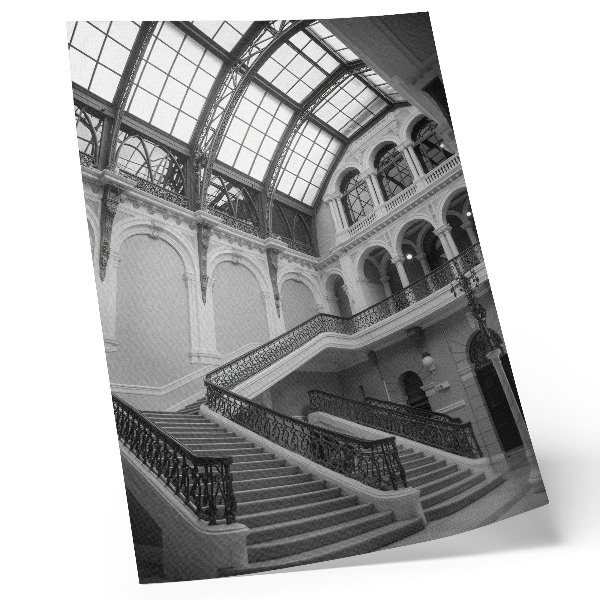 Póster de escalera decorativa con grandes ventanales y techos altos y colores saturados