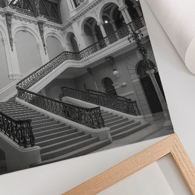 Póster de escalera decorativa con grandes ventanales y techos altos y colores saturados