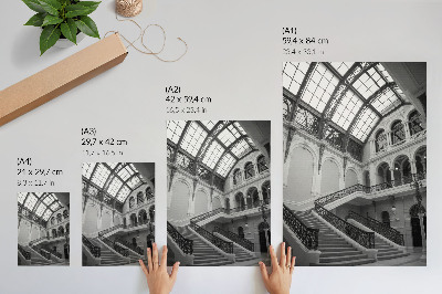 Póster de escalera decorativa con grandes ventanales y techos altos y colores saturados