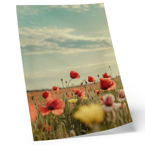 Póster con colores saturados Un campo de amapolas bajo un cielo azul, elegancia en tonos pastel.