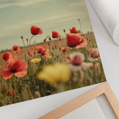 Póster con colores saturados Un campo de amapolas bajo un cielo azul, elegancia en tonos pastel.