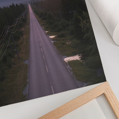 Póster Un camino recto a través del bosque en una puesta de sol de tonos pastel.