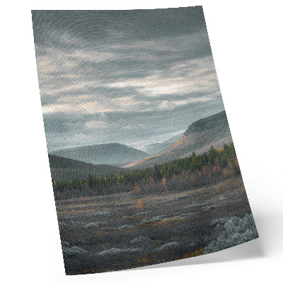 Póster con colores saturados Montañas nubladas, árboles verdes, valle tranquilo