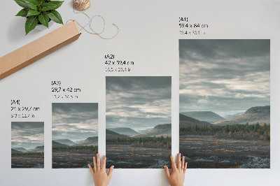 Póster con colores saturados Montañas nubladas, árboles verdes, valle tranquilo