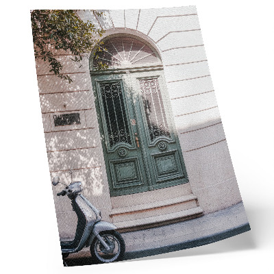 Lámina artística de alta calidad elegante fachada con puertas verdes y una moto