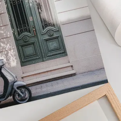 Lámina artística de alta calidad elegante fachada con puertas verdes y una moto