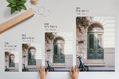 Lámina artística de alta calidad elegante fachada con puertas verdes y una moto