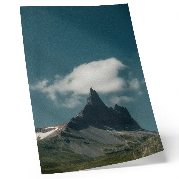 Póster de pico espectacular con nubes tenues con colores saturados