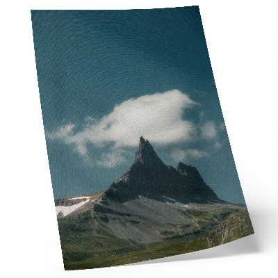 Póster con colores saturados Pico espectacular con nubes tenues