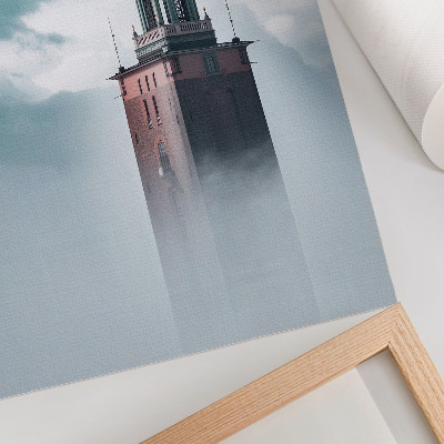Lienzo decorativo moderno una torre histórica envuelta en una delicada niebla