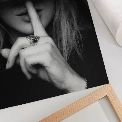 Póster figura misteriosa con sombrero que pide silencio con gentileza