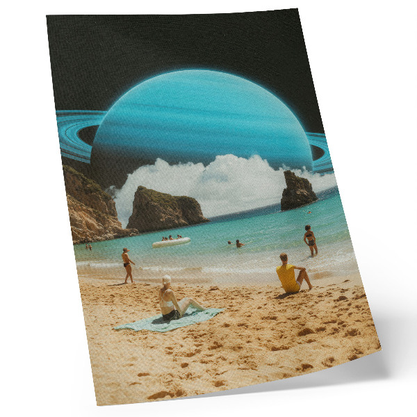 Póster con colores saturados Playa con el planeta sobre el agua en un día soleado.