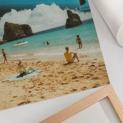 Póster de playa con el planeta sobre el agua en un día soleado de colores saturados