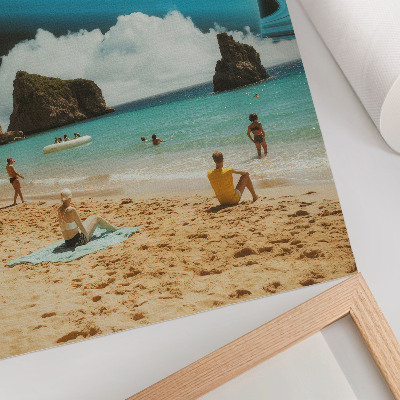 Póster con colores saturados Playa con el planeta sobre el agua en un día soleado.