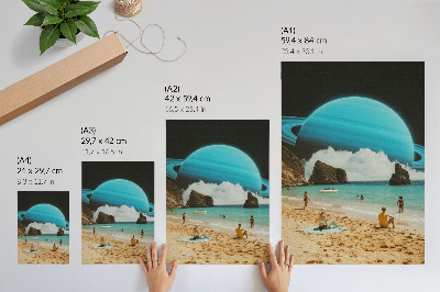 Póster con colores saturados Playa con el planeta sobre el agua en un día soleado.