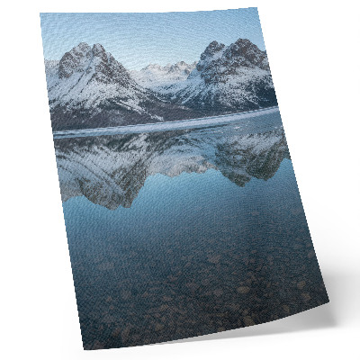 Lienzo decorativo moderno Montañas invernales simétricas reflejadas en el lago.