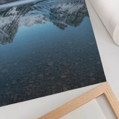 Lienzo decorativo moderno montañas invernales reflejadas simétricamente en el lago