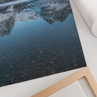 Lienzo decorativo moderno Montañas invernales simétricas reflejadas en el lago.