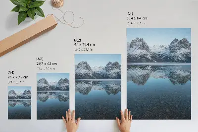 Lienzo decorativo moderno montañas invernales reflejadas simétricamente en el lago