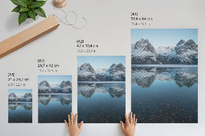 Lienzo decorativo moderno Montañas invernales simétricas reflejadas en el lago.