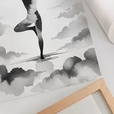 Lienzo decorativo moderno silueta en blanco y negro rodeada de nubes y pájaros