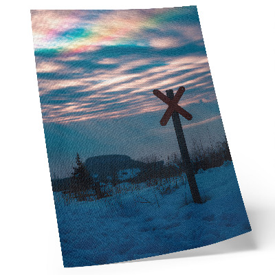 Póster Paisaje invernal atmosférico, nubes coloridas, letrero solitario