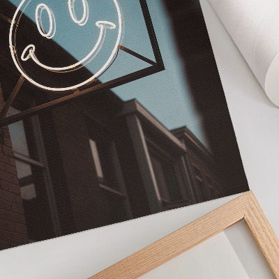 Póster con colores saturados Cara de neón contra una pared de ladrillos